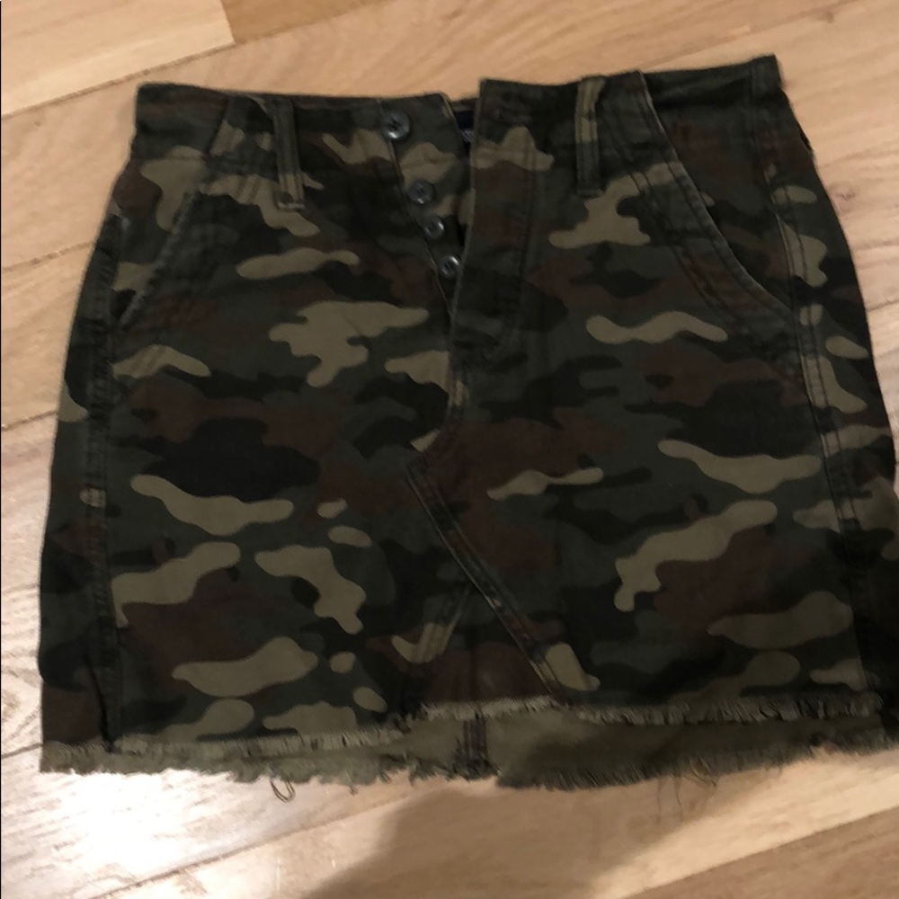 American Eagle camo mini skirt raw hem